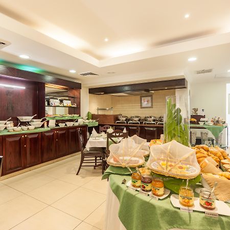 Courtyard Hotel Rosebank Йоханнесбург Экстерьер фото