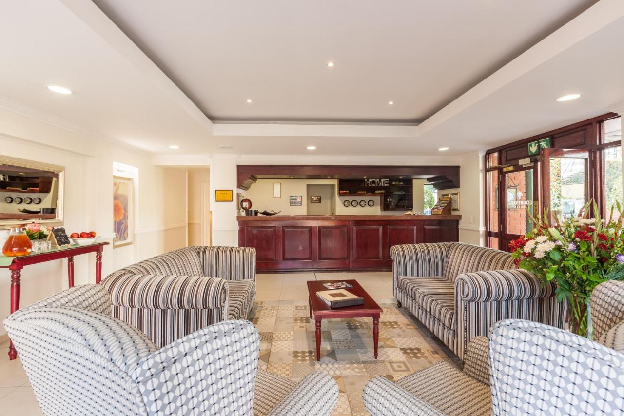 Courtyard Hotel Rosebank Йоханнесбург Экстерьер фото