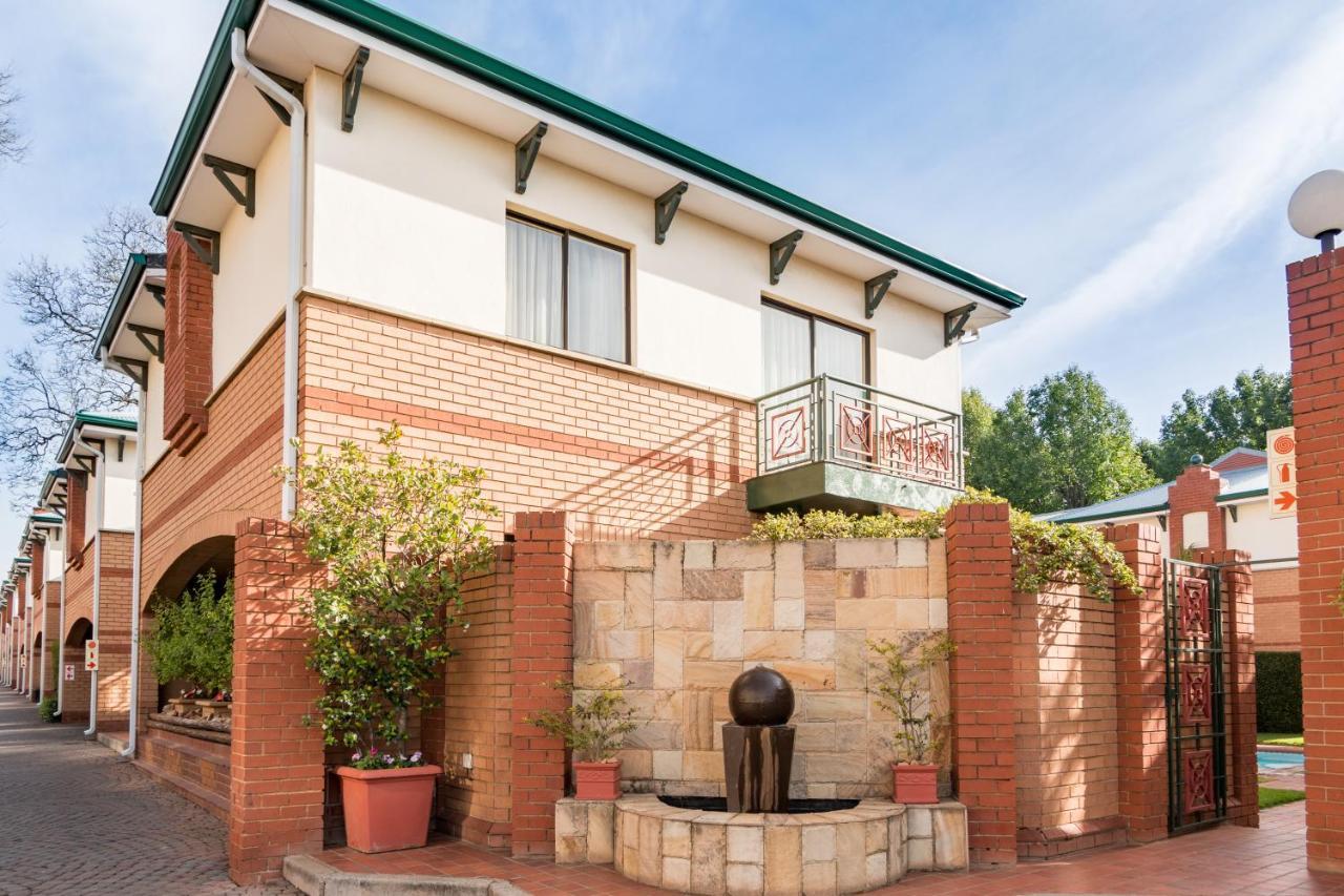 Courtyard Hotel Rosebank Йоханнесбург Экстерьер фото