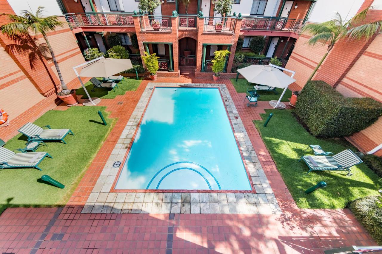 Courtyard Hotel Rosebank Йоханнесбург Экстерьер фото