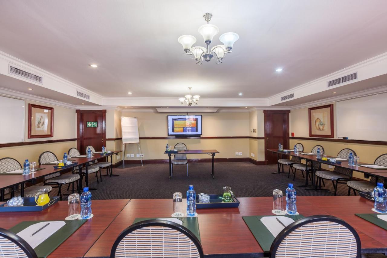 Courtyard Hotel Rosebank Йоханнесбург Экстерьер фото