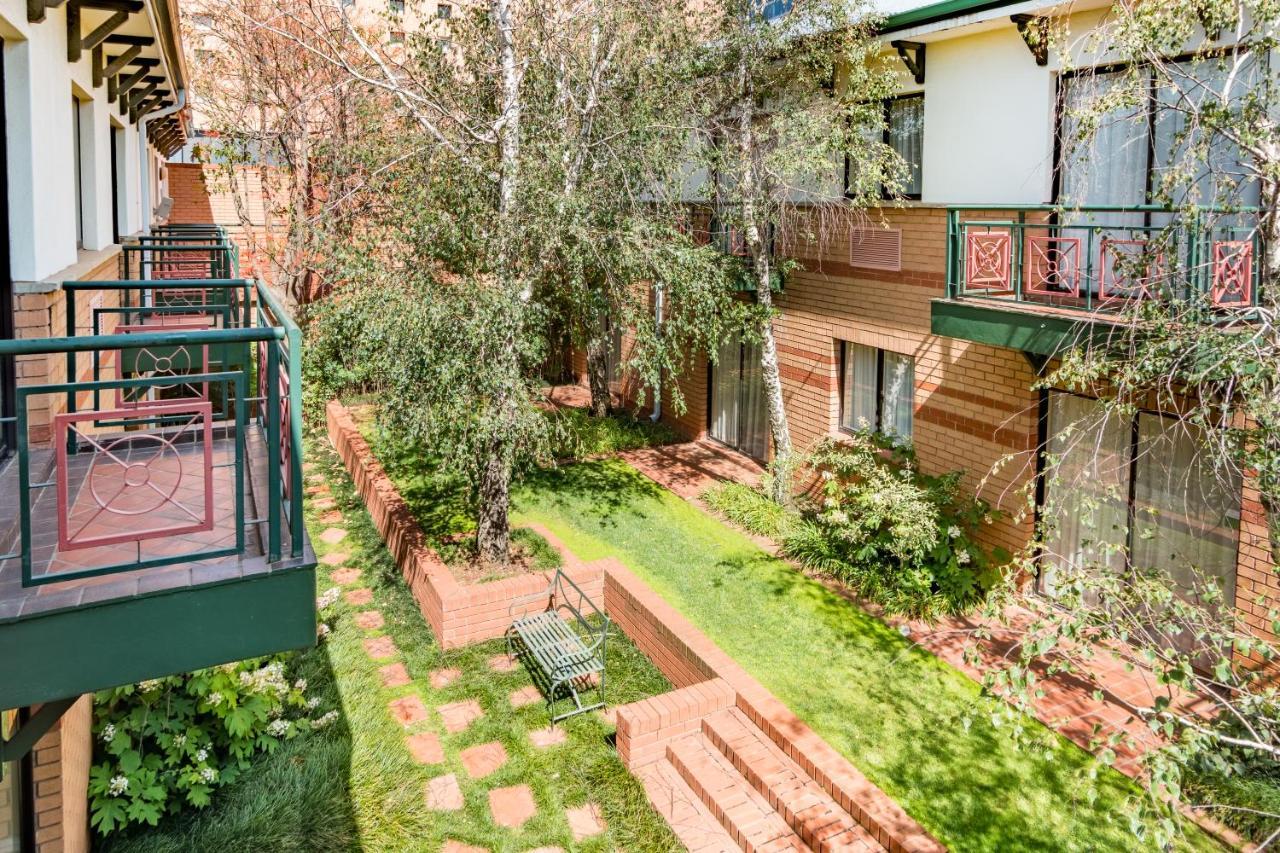 Courtyard Hotel Rosebank Йоханнесбург Экстерьер фото