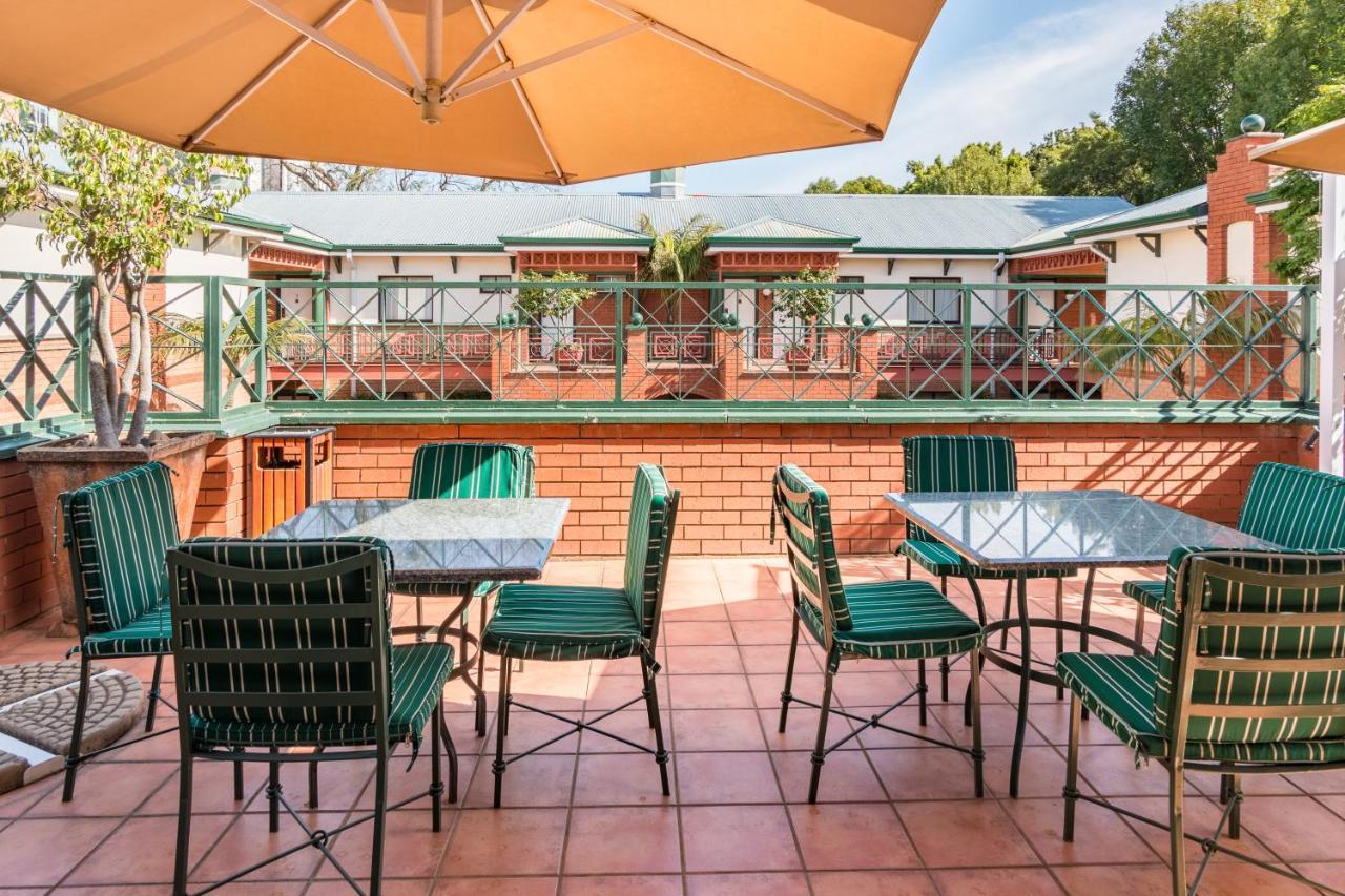 Courtyard Hotel Rosebank Йоханнесбург Экстерьер фото