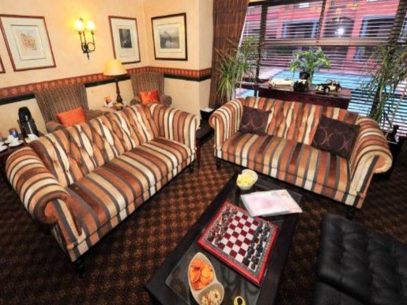 Courtyard Hotel Rosebank Йоханнесбург Экстерьер фото