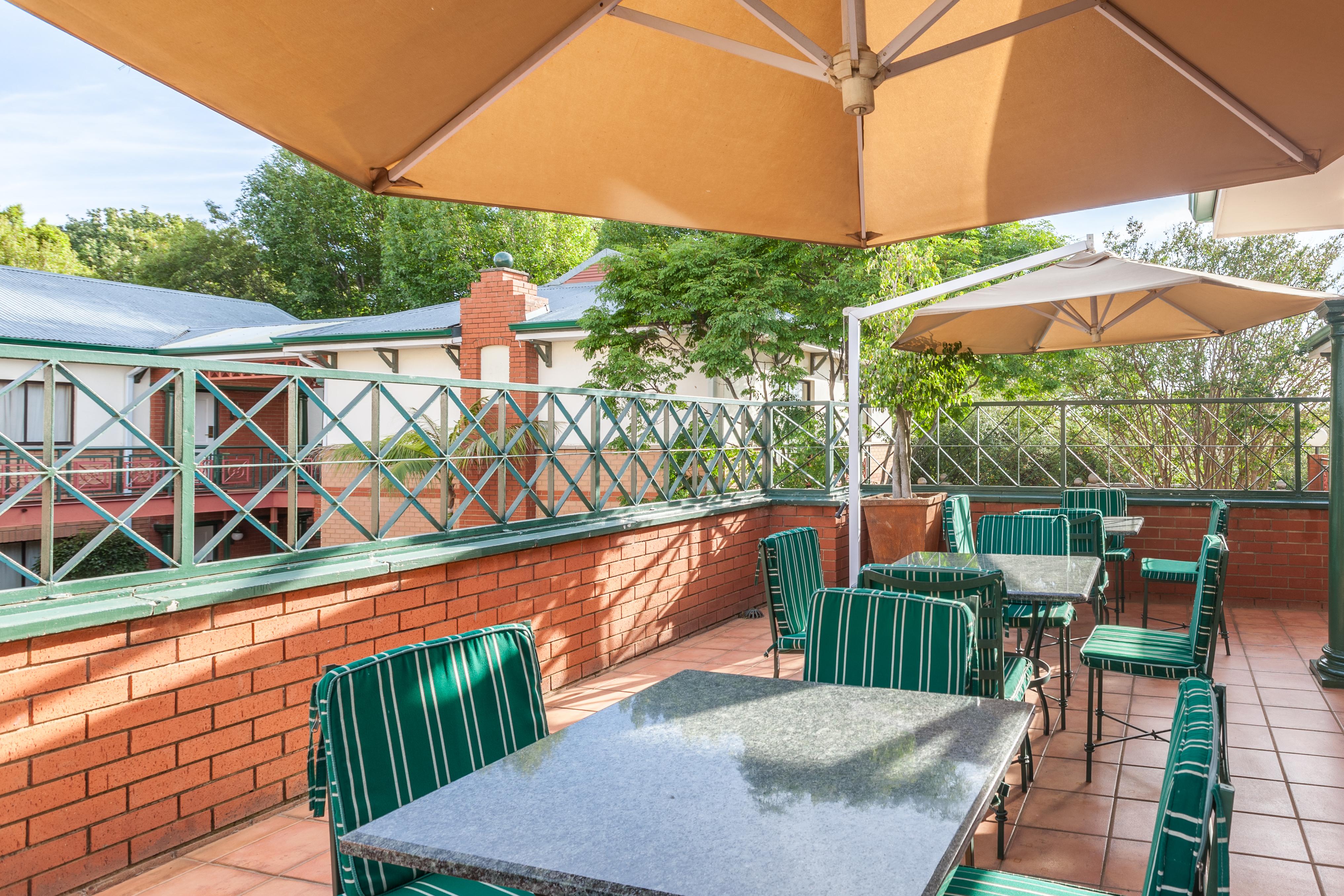 Courtyard Hotel Rosebank Йоханнесбург Экстерьер фото