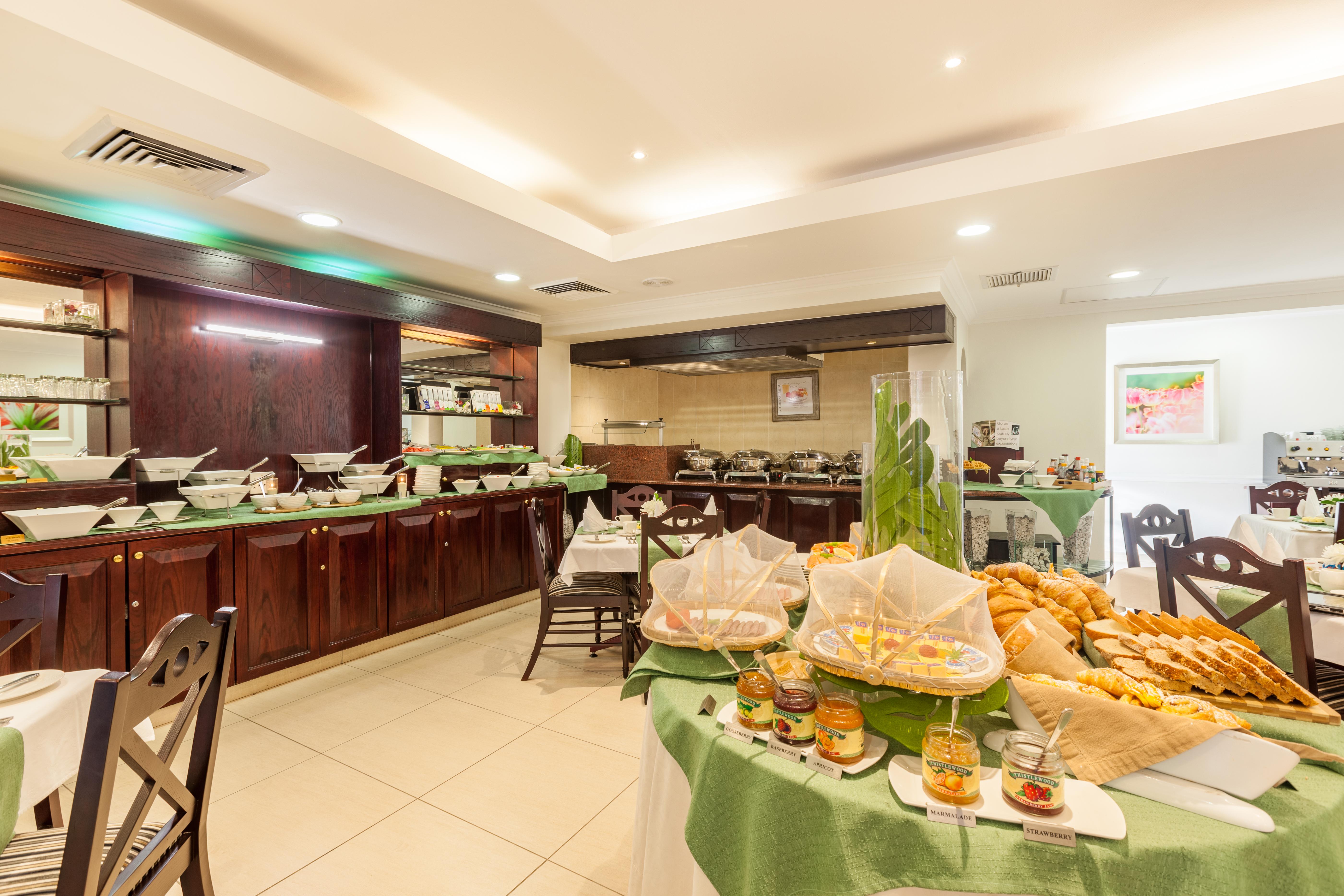 Courtyard Hotel Rosebank Йоханнесбург Экстерьер фото