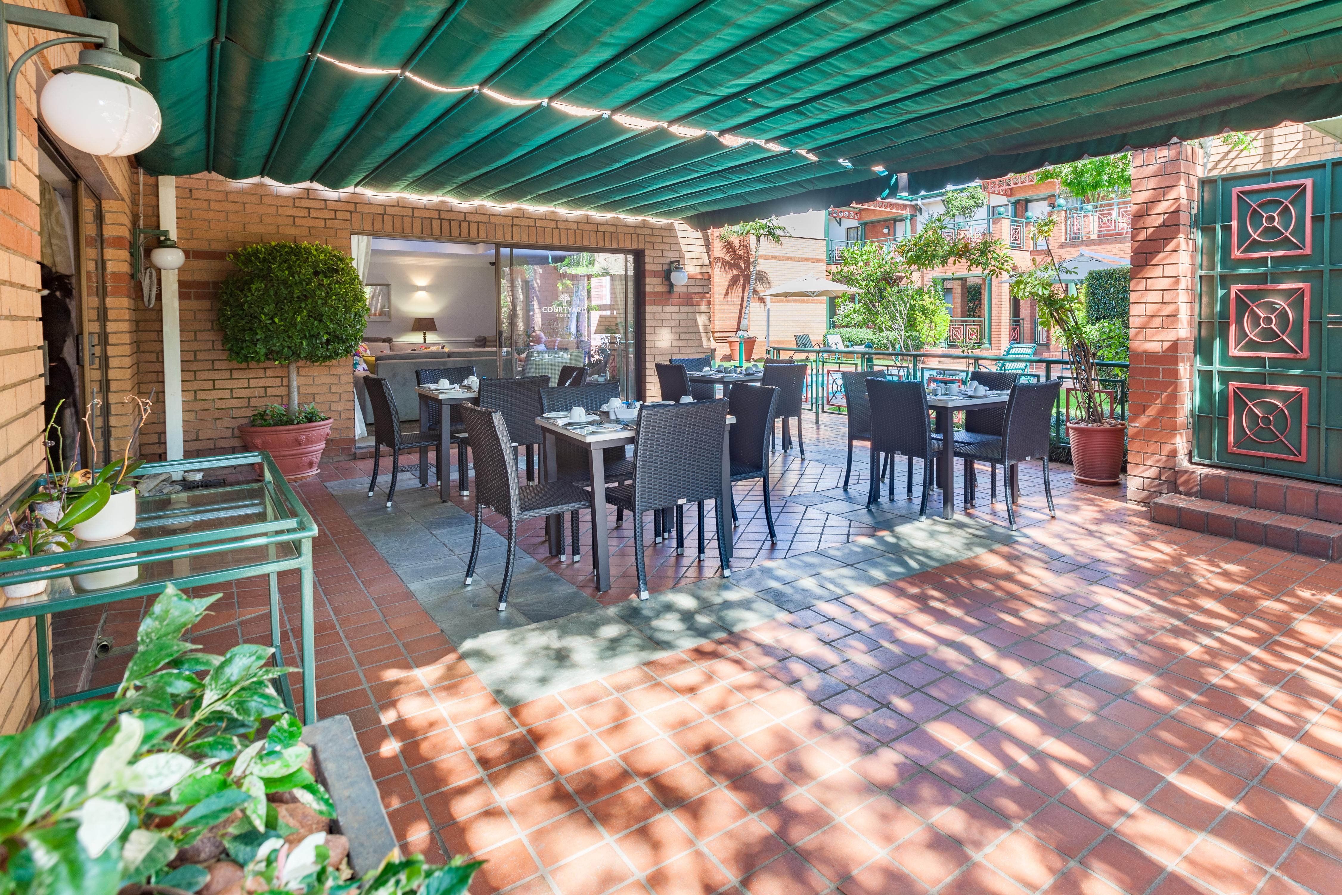 Courtyard Hotel Rosebank Йоханнесбург Экстерьер фото
