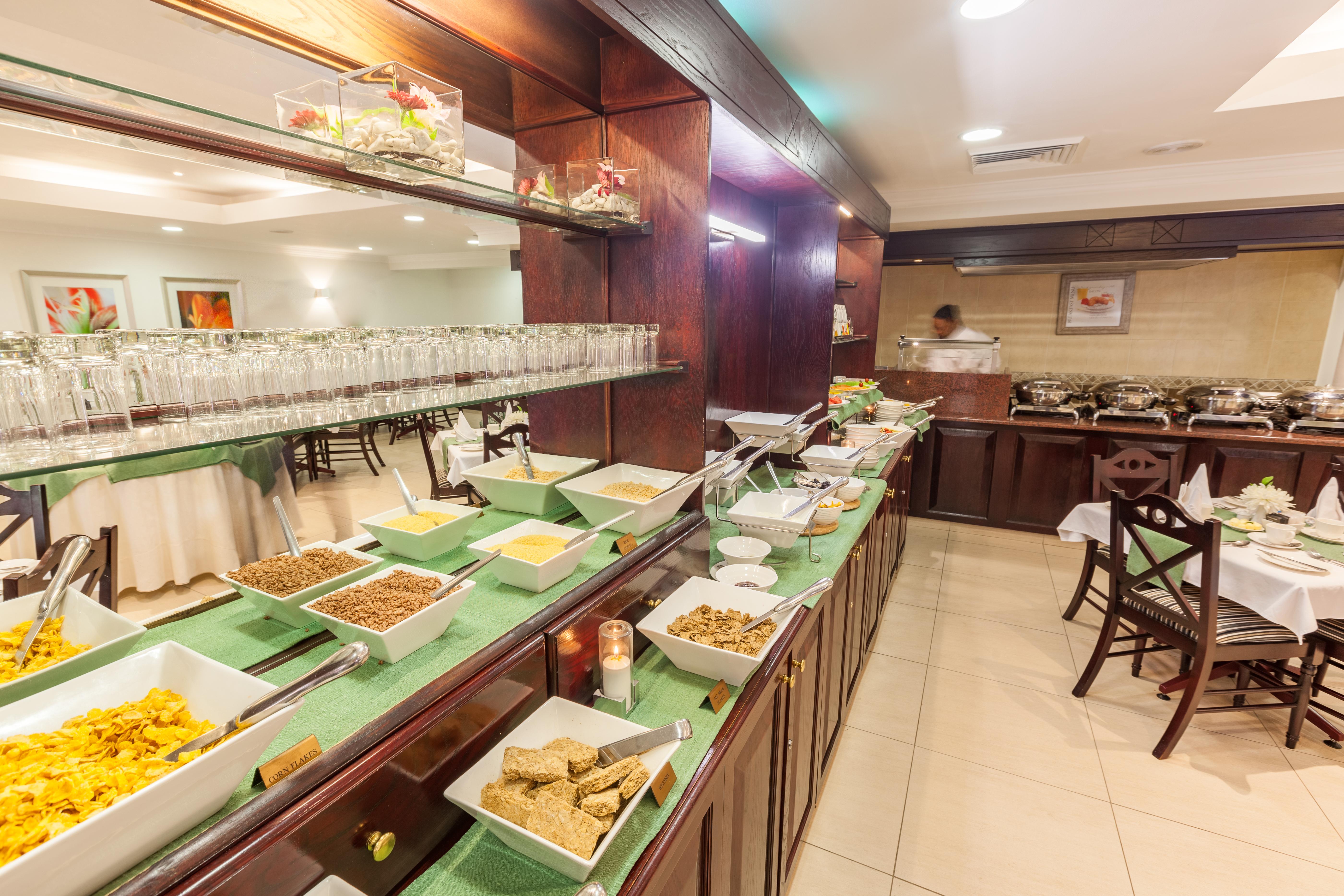 Courtyard Hotel Rosebank Йоханнесбург Экстерьер фото