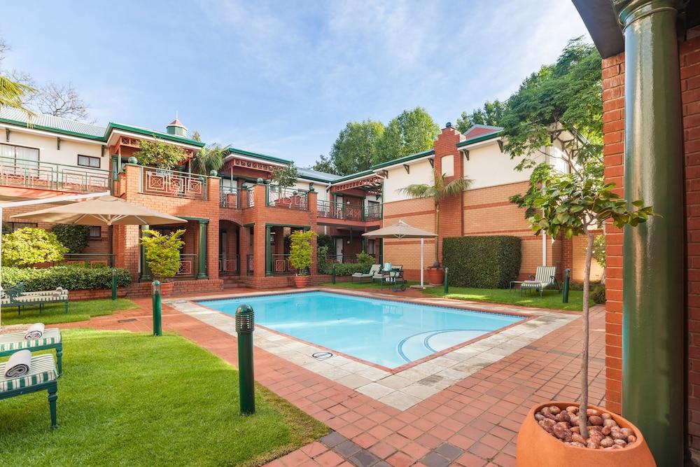 Courtyard Hotel Rosebank Йоханнесбург Экстерьер фото