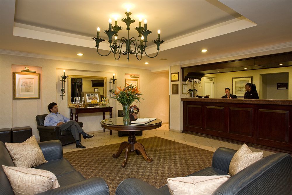 Courtyard Hotel Rosebank Йоханнесбург Экстерьер фото