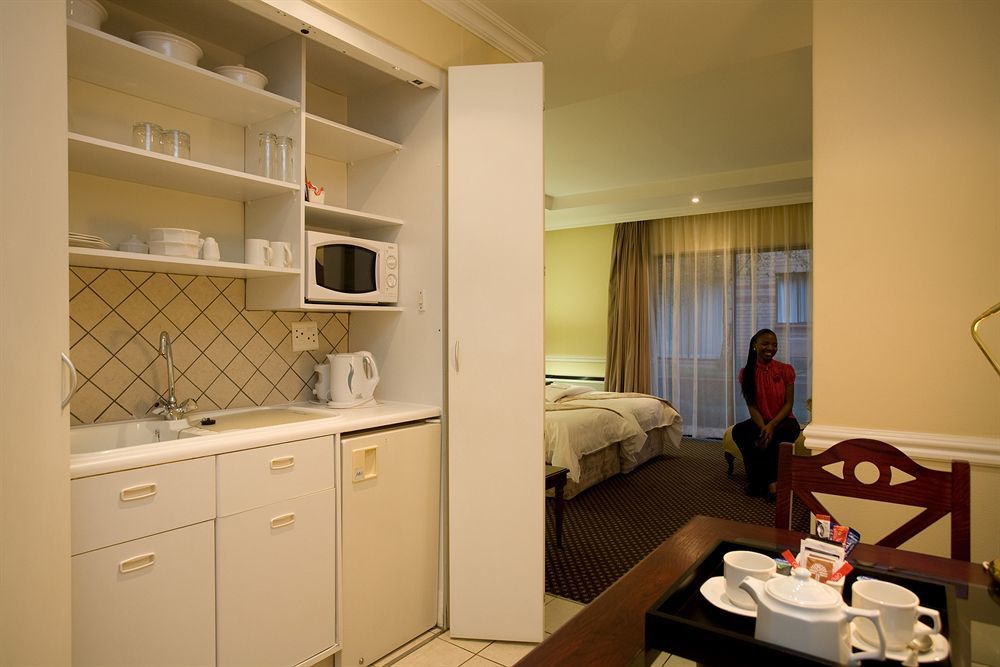 Courtyard Hotel Rosebank Йоханнесбург Экстерьер фото