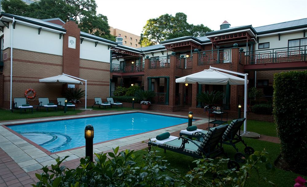 Courtyard Hotel Rosebank Йоханнесбург Экстерьер фото
