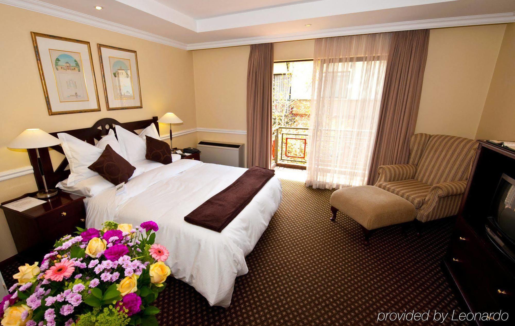 Courtyard Hotel Rosebank Йоханнесбург Экстерьер фото
