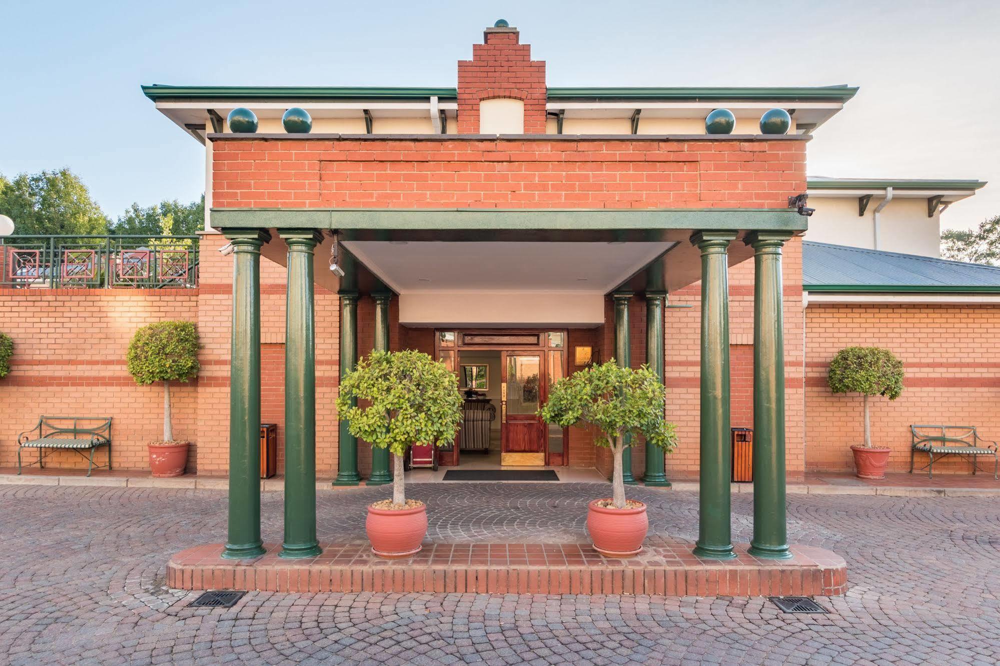 Courtyard Hotel Rosebank Йоханнесбург Экстерьер фото