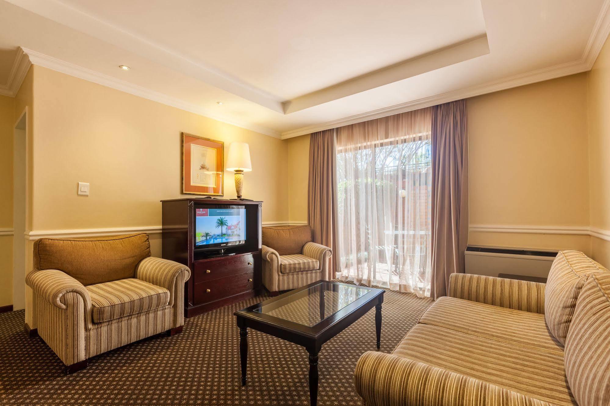 Courtyard Hotel Rosebank Йоханнесбург Экстерьер фото