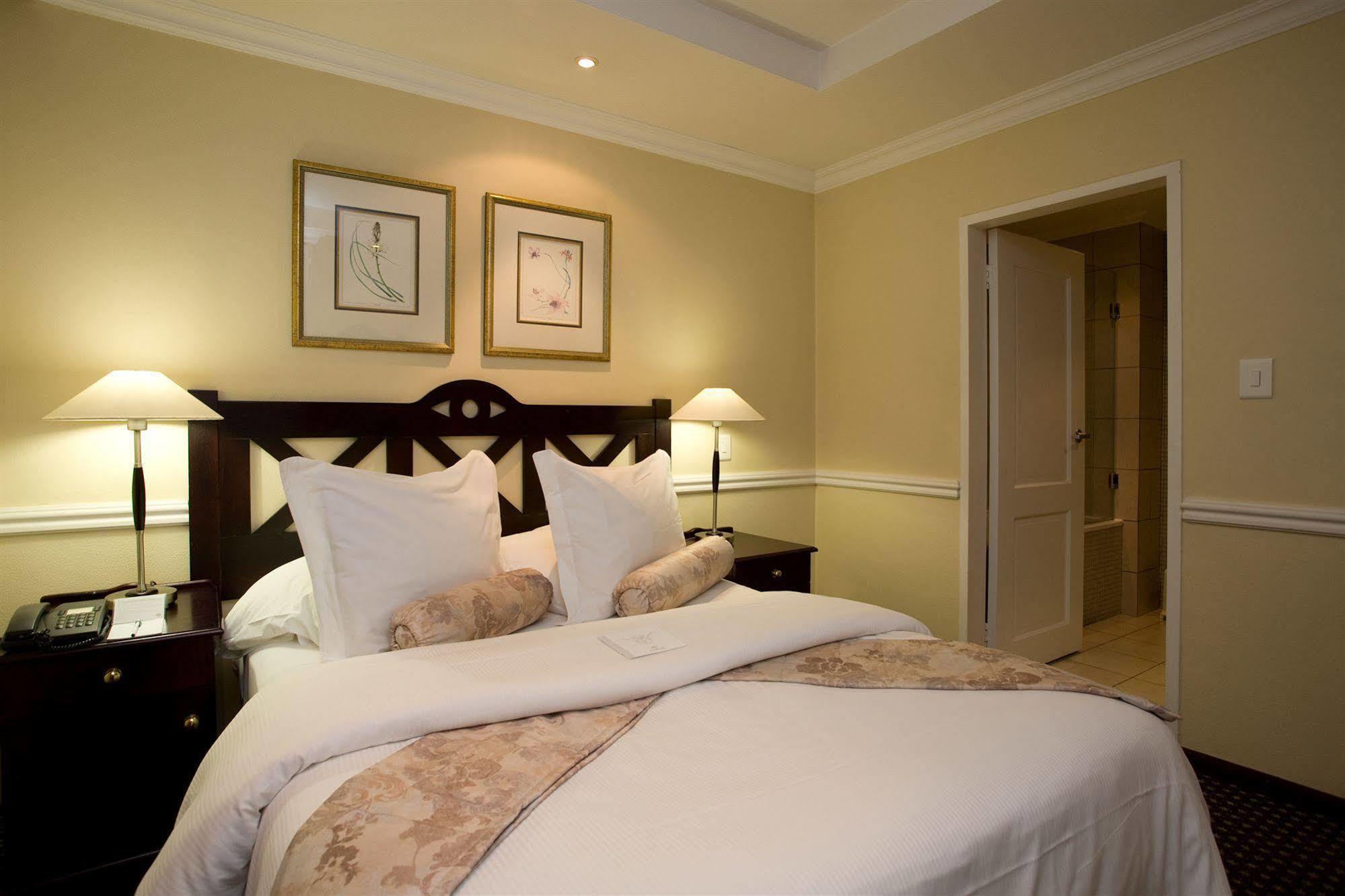 Courtyard Hotel Rosebank Йоханнесбург Экстерьер фото
