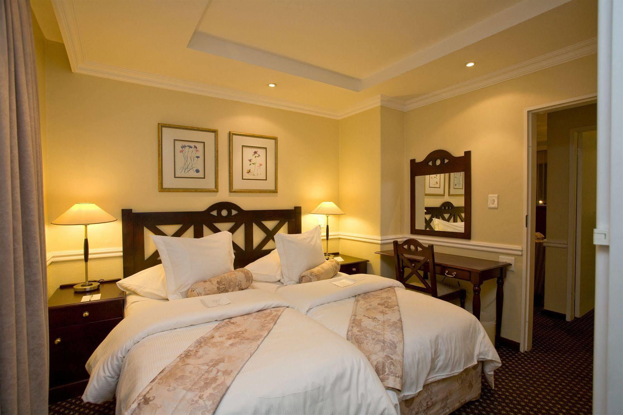Courtyard Hotel Rosebank Йоханнесбург Экстерьер фото
