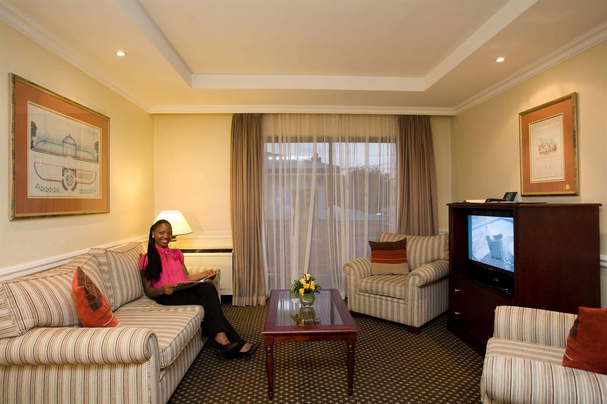 Courtyard Hotel Rosebank Йоханнесбург Экстерьер фото