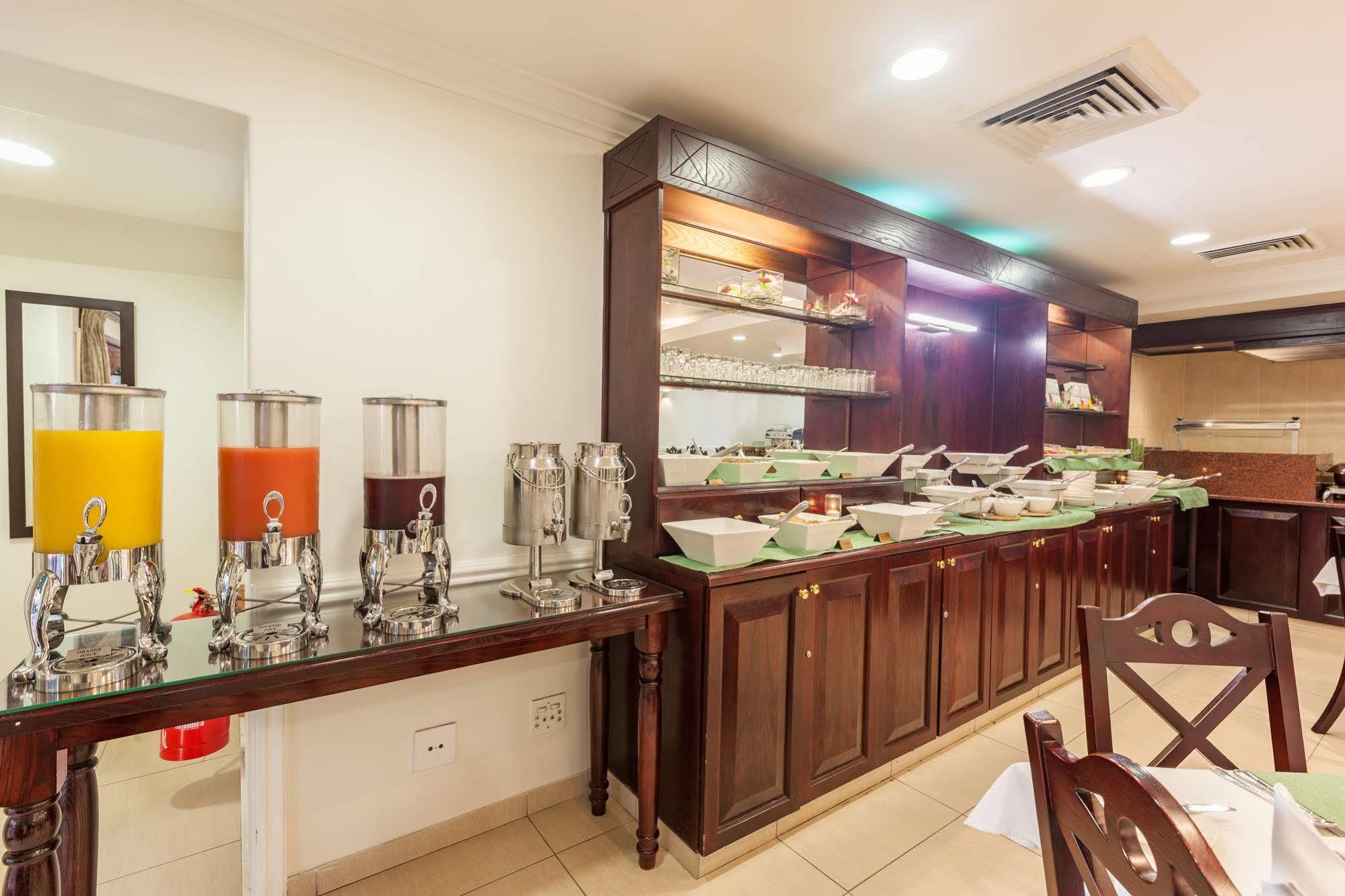 Courtyard Hotel Rosebank Йоханнесбург Экстерьер фото