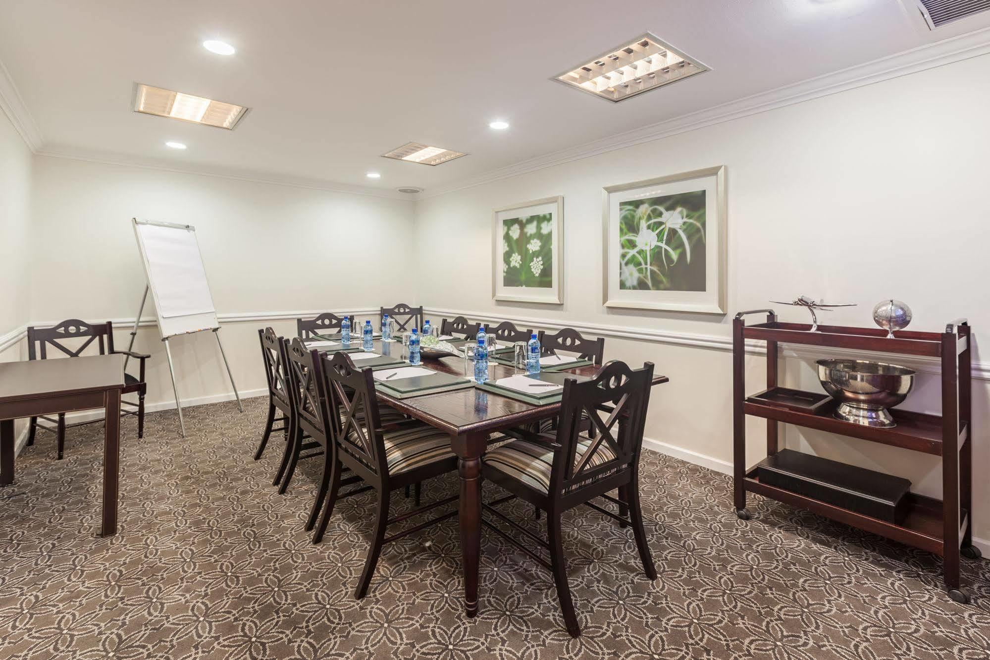 Courtyard Hotel Rosebank Йоханнесбург Экстерьер фото