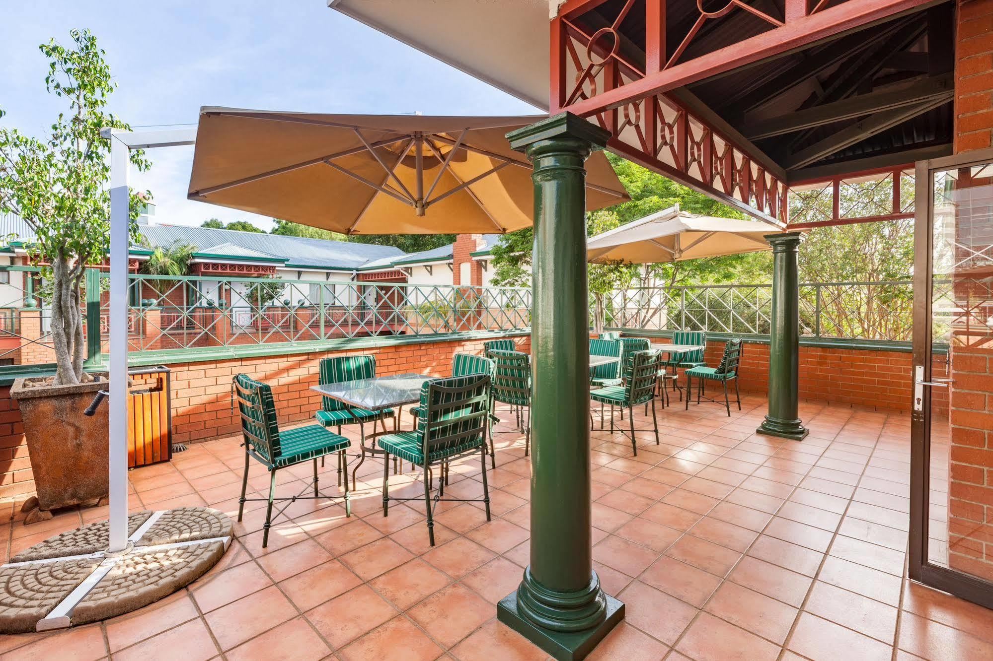 Courtyard Hotel Rosebank Йоханнесбург Экстерьер фото