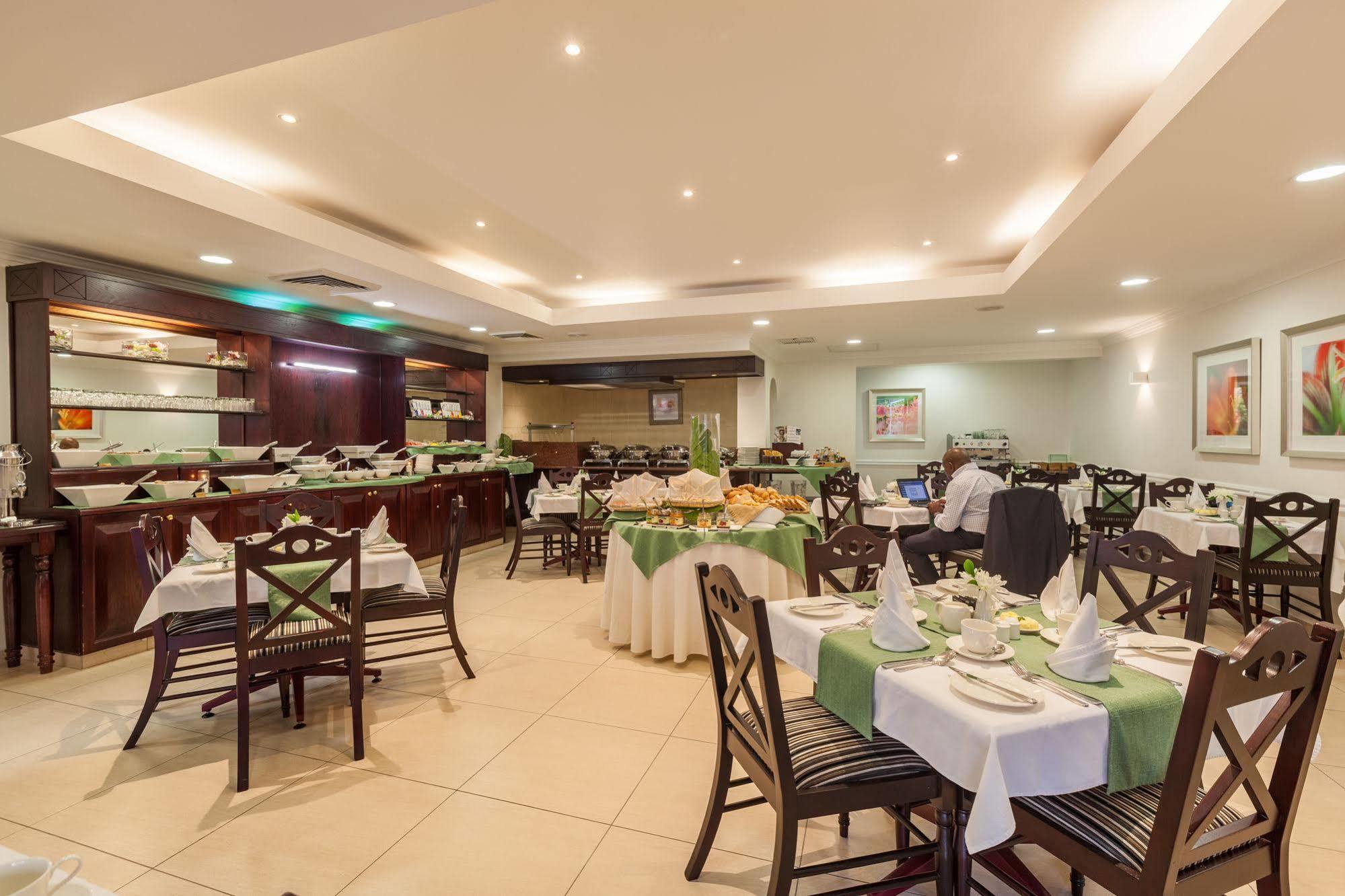 Courtyard Hotel Rosebank Йоханнесбург Экстерьер фото