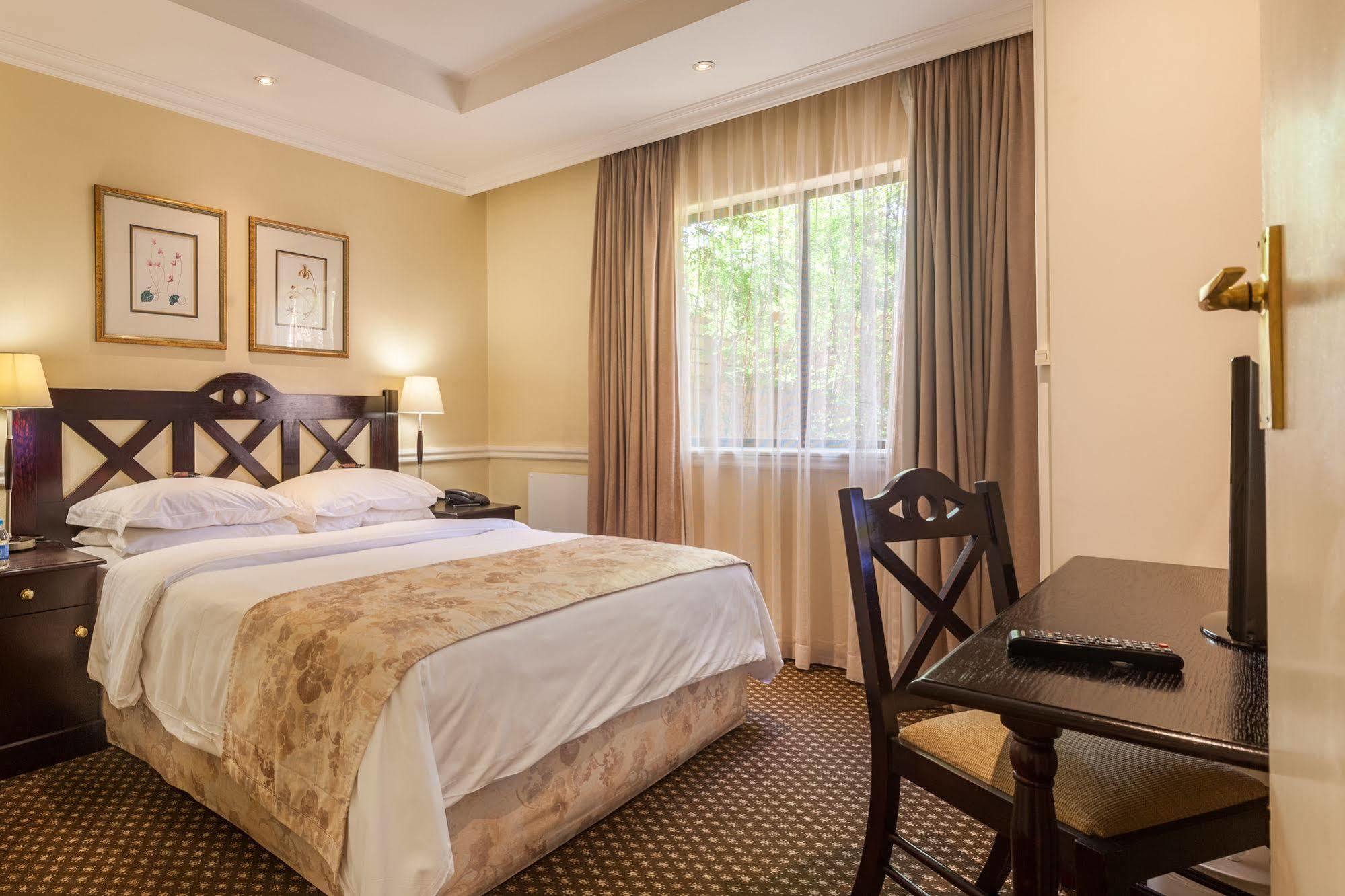 Courtyard Hotel Rosebank Йоханнесбург Экстерьер фото