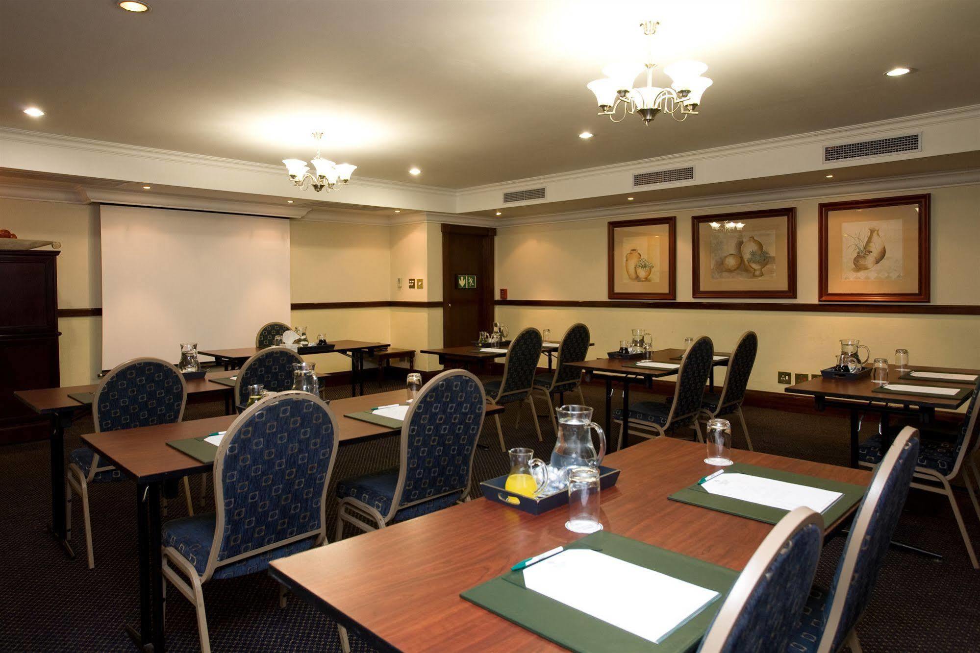 Courtyard Hotel Rosebank Йоханнесбург Экстерьер фото