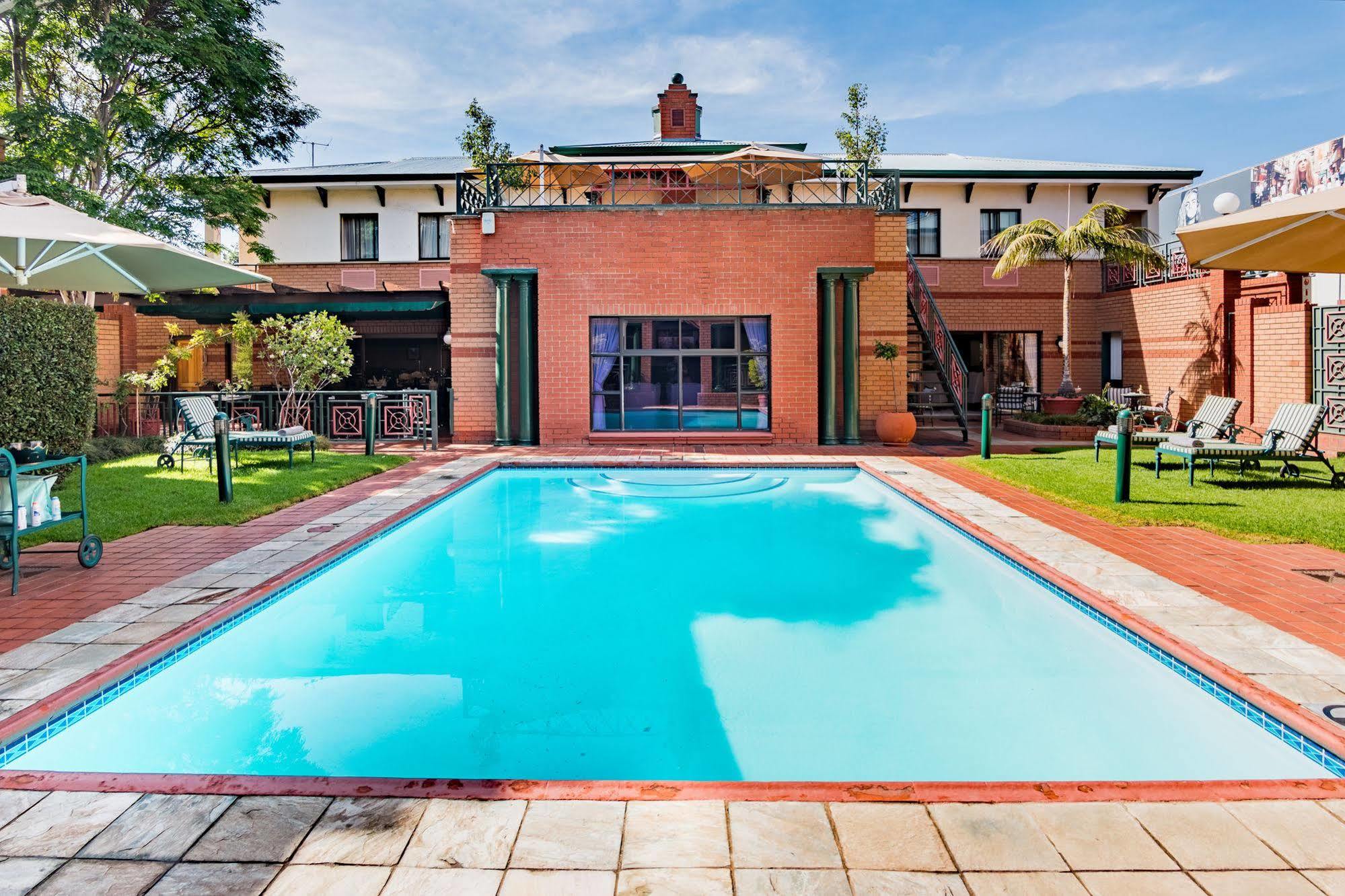 Courtyard Hotel Rosebank Йоханнесбург Экстерьер фото